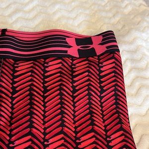 Under Armour hot pink and black patterned spandex athletic shorts💗 Size Small